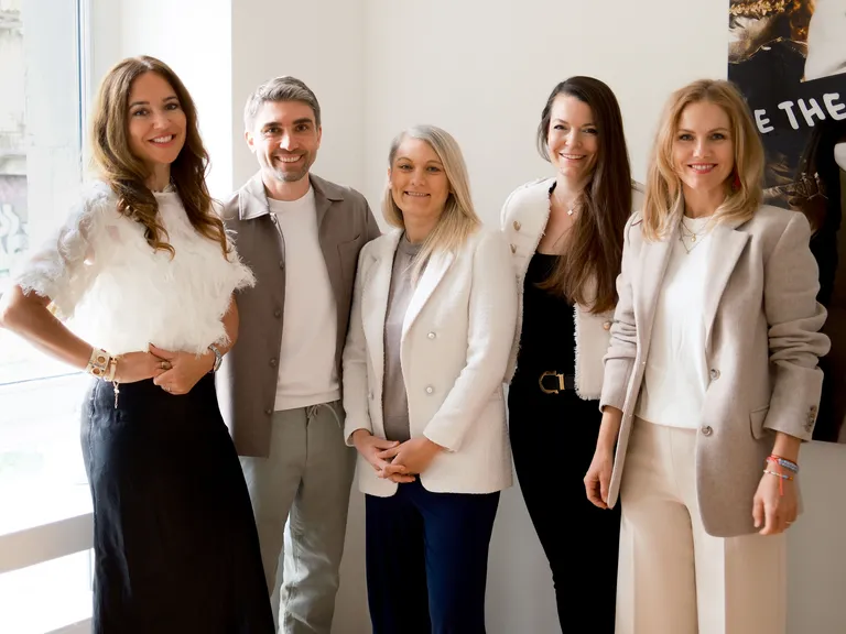 Die ellexx Founders Patrizia Laeri und Nadine Jürgensen mit den Finanzexpert:innen Davide Zanetti, Clara Creitz und Nadine Hunkeler (von links).