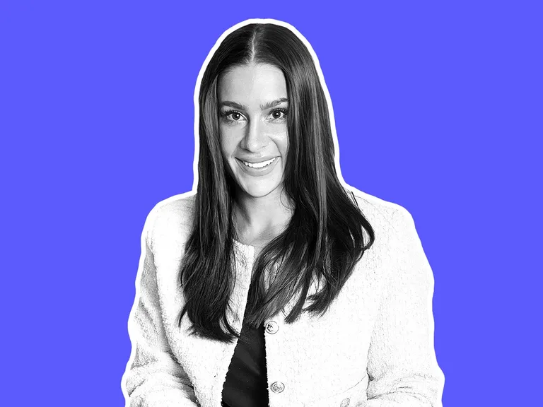 Hochzeits- und Eventplanerin Lara Flückiger mit langen, dunklen Haaren in weissem Blazer.